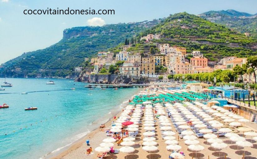 Santai di Pantai Amalfi Italia
