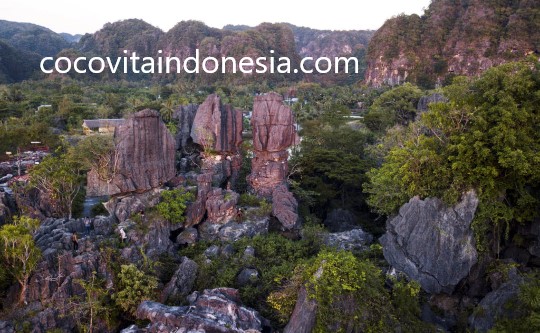 Jelajah Alam di Kawasan Karst dan Formasi Batu Unik